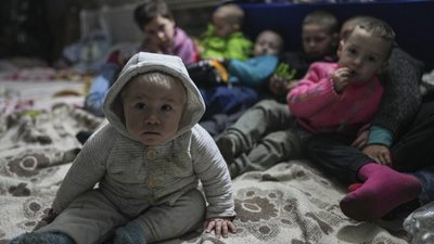Іноземці не можуть всиновлювати дітей в Україні під час воєнного стану: роз'яснення ЛОДА