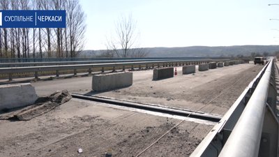 Міст на трасі державного значення ремонтують на Черкащині Міст на трасі державного значення ремонтують на Черкащині