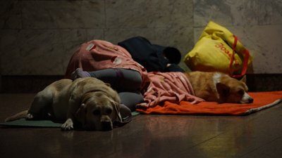 Люди ховаються у метро від обстрілів РФ