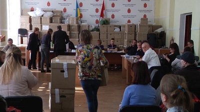 Окружні виборчі дільниці Одеси продовжили приймати протоколи голосування Окружні виборчі дільниці Одеси продовжили приймати протоколи голосування