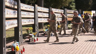 В Івано-Франківську вшановують пам’ять бійців, загиблих на Сході В Івано-Франківську вшановують пам’ять бійців, загиблих на Сході