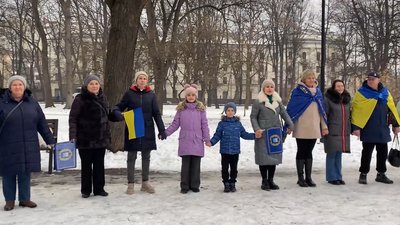 Маріупольці з різних міст України утворили ланцюг єдності Маріупольці з різних міст України утворили ланцюг єдності