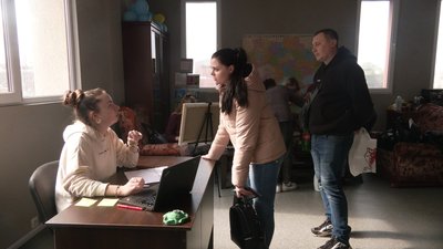 У Херсонському хабі в Івано-Франківську роздали гуманітарну допомогу переселенцям У Херсонському хабі в Івано-Франківську роздали гуманітарну допомогу переселенцям
