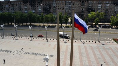 У Маріуполі російські окупанти перейменували площу Свободи на Леніна, а стелу перефарбували в кольори триколору У Маріуполі російські окупанти перейменували площу Свободи на Леніна, а стелу перефарбували в кольори триколору