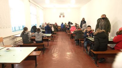 Обігріваються пічками, а стіни підпирають: у селі на Рівненщині люди хочуть нову школу