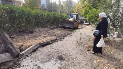 Стікала вода та підмивала фундамент. У Херсоні почали ремонтувати дорогу, щоб запобігти руйнації багатоповерхівки Стікала вода та підмивала фундамент. У Херсоні почали ремонтувати дорогу, щоб запобігти руйнації багатоповерхівки