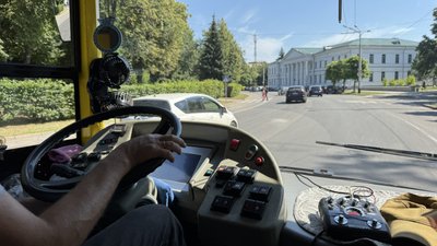 Водій керує тролейбусом