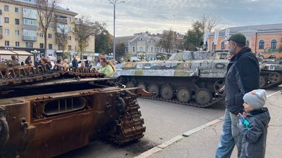 У Полтаві презентували виставку знищеної російської техніки У Полтаві презентували виставку знищеної російської техніки