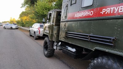 Поблизу Хмельового Маловисківського району машина в'їхала у відбійник. Постраждали діти Поблизу Хмельового Маловисківського району машина в'їхала у відбійник. Постраждали діти