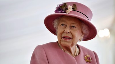 У рожевому і без маски. Єлизавета II провела перший публічний захід з початку пандемії