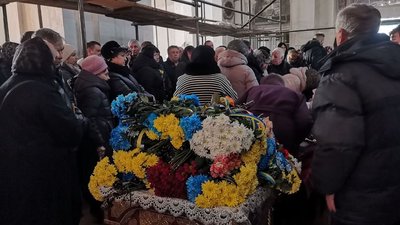 У Луцьку попрощалися з 42-річнийм військовим Олександром Кравченком У Луцьку попрощалися з 42-річнийм військовим Олександром Кравченком