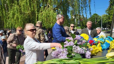 На фото хмельничани кладуть квіти до "Ангела Скорботи". 21.05.2023 рік. На фото хмельничани кладуть квіти до "Ангела Скорботи". 21.05.2023 рік.