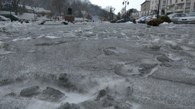 У Галичі поблизу Бурштинської ТЕС випав чорний сніг. Голова громади ініціює звернення до Зеленського У Галичі поблизу Бурштинської ТЕС випав чорний сніг. Голова громади ініціює звернення до Зеленського