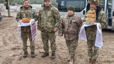 У зоні проведення ООС одружились медик с Херсонщини та психологиня з Житомирщини У зоні проведення ООС одружились медик с Херсонщини та психологиня з Житомирщини
