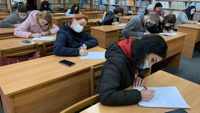 15 людей писали Радіодиктант національної єдності в обласній бібліотеці в Ужгороді 15 людей писали Радіодиктант національної єдності в обласній бібліотеці в Ужгороді