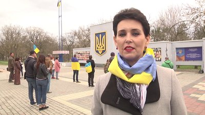 Сім років з початку АТО. Херсонці провели мітинг та вшанували загиблих Сім років з початку АТО. Херсонці провели мітинг та вшанували загиблих