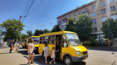 У Кропивницькому переселенці можуть безкоштовно їздити у громадському транспорті. Чи знають вони про пільги
