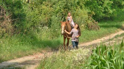 Іпотерапія: як на Хмельниччині лікують за допомогою коней