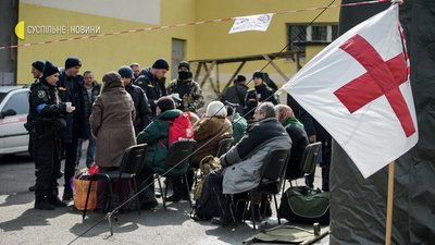 Деякі люди йдуть пішки з Бучі — фоторепортаж з евакуаційного центру поблизу Ірпеня Деякі люди йдуть пішки з Бучі — фоторепортаж з евакуаційного центру поблизу Ірпеня