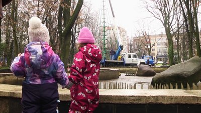 Діти спостерігають, як монтують центральну новорічну ялинку