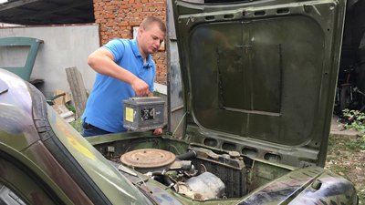 На Тернопільщині хлопець переобладнав старий "Москвич" у "Бандеромобіль" На Тернопільщині хлопець переобладнав старий "Москвич" у "Бандеромобіль"
