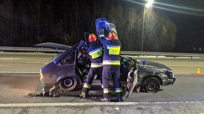 На Київ – Чоп біля Рівного Москвич влетів у вантажівку. Пасажира деблокували