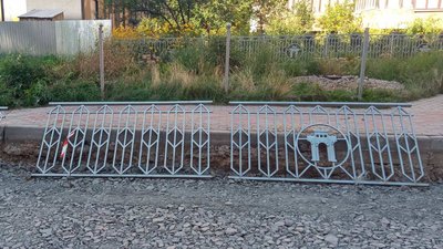 Почали зрізати паркан: у Рівному мешканці багатоповерхівки викликали поліцію через будівництво стоянки під вікнами Почали зрізати паркан: у Рівному мешканці багатоповерхівки викликали поліцію через будівництво стоянки під вікнами