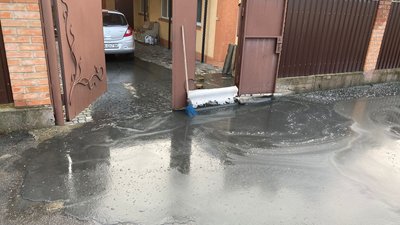 "Пошкоджені меблі, повна ванна нечистот". У Кропивницькому затопило каналізаційними стоками подвір'я, городи та будинок