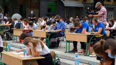 Капранов диктував, містяни писали. У Дніпрі провели диктант просто неба – фото Капранов диктував, містяни писали. У Дніпрі провели диктант просто неба – фото