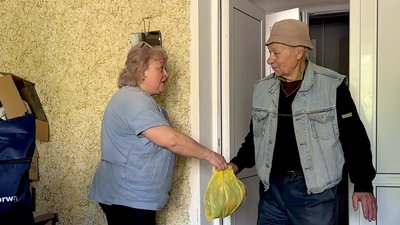 Алла Савченко у Святогірську видає гуманітарну допомогу містянам