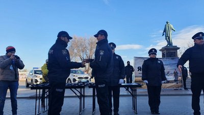 Правоохоронці Одеської області отримали 17 нових автомобілів та гвинтівки Правоохоронці Одеської області отримали 17 нових автомобілів та гвинтівки