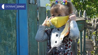 На Донеччині діти отримали від волонтерів маски та антисептики