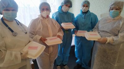 У Краматорську підприємці годують лікарів гарячими обідами У Краматорську підприємці годують лікарів гарячими обідами