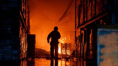 Рятувальники гасять пожежу у складській будівлі в Холодногірському районі Харкова