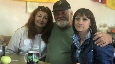 П'єр Арне з волонтерками Ніною Стець та Майєю Черник П'єр Арне з волонтерками Ніною Стець та Майєю Черник