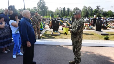 Покинув все і пішов на фронт добровольцем – у Житомирі попрощалися із загиблим військовим Віктором Перепелицею Покинув все і пішов на фронт добровольцем – у Житомирі попрощалися із загиблим військовим Віктором Перепелицею
