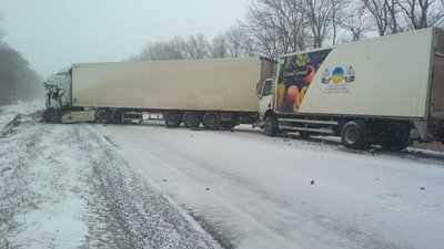 На трасі у Харківській області зіткнулися дві вантажівки та авто: двоє водіїв загинули На трасі у Харківській області зіткнулися дві вантажівки та авто: двоє водіїв загинули