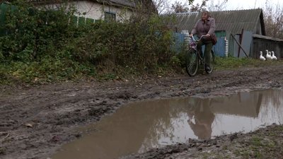 Наталія на велосипеді добирається до підопічних. Соцпрацівниця Чернігівщина