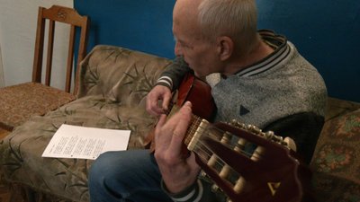 Сергій Зеленський грає на акустичній гітарі Сергій Зеленський грає на акустичній гітарі