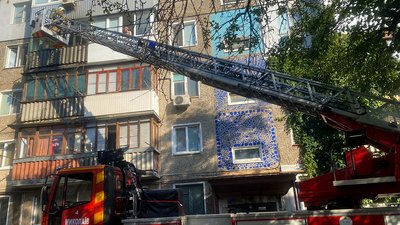 Пожежник рятує людину з пожежі 