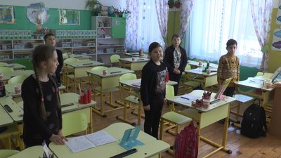 Випробування холодом. Учні початкових класів Яремчанського ліцею навчаються при температурі 10-14°C Випробування холодом. Учні початкових класів Яремчанського ліцею навчаються при температурі 10-14°C