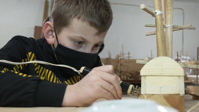 Черкащанин Іван Назаренко вчить дітей судномоделювання Черкащанин Іван Назаренко вчить дітей судномоделювання
