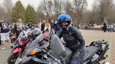 Байкерка Оксана приїхала на відкриття мотосезону в Хмельницькому з Борисполя Байкерка Оксана приїхала на відкриття мотосезону в Хмельницькому з Борисполя