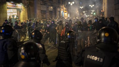 У Барселоні антикарантинні протести закінчилися сутичками з поліцією, є затримані У Барселоні антикарантинні протести закінчилися сутичками з поліцією, є затримані