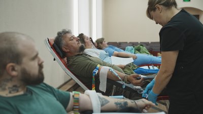 Працівники військового шпиталю у Харкові здають кров