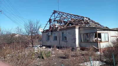 Снаряд — на город ветеранки, пошкоджені будинки і бізнес: що вчиняли солдати РФ у селі на Сумщині Снаряд — на город ветеранки, пошкоджені будинки і бізнес: що вчиняли солдати РФ у селі на Сумщині