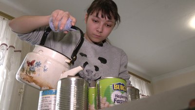 "Хлопці захищають нас і оберігають": студентки з Рівного виготовляють окопні свічки на фронт "Хлопці захищають нас і оберігають": студентки з Рівного виготовляють окопні свічки на фронт