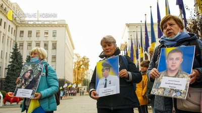 Під Офіс президента приїхали близько 30 матерів полонених та зниклих безвісти. Під Офіс президента приїхали близько 30 матерів полонених та зниклих безвісти.