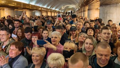 На станції метро в Дніпрі влаштували концерт на підтримку української армії На станції метро в Дніпрі влаштували концерт на підтримку української армії