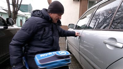 Займається тенісом та кур'єрською доставкою: як живе рівнянин, який пересувається на візку Займається тенісом та кур'єрською доставкою: як живе рівнянин, який пересувається на візку